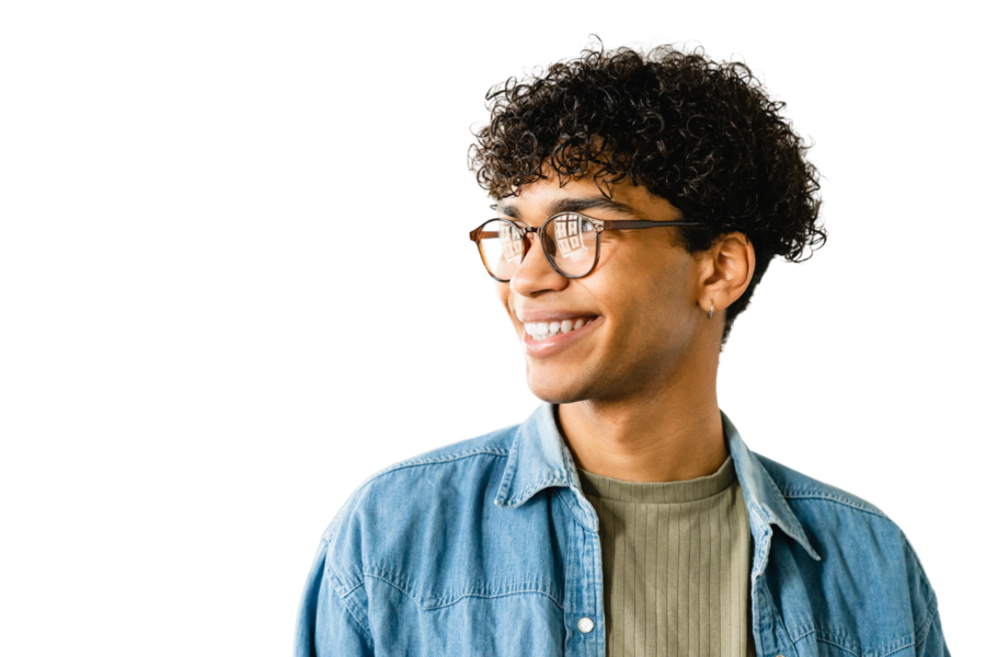 Stagiaire souriant en chemise en jean